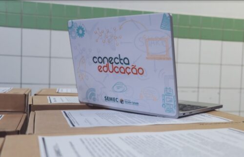 Imagem de um notebook escrito Conecta Educação