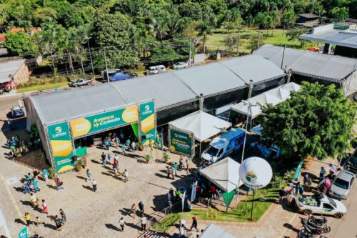 Imagem aérea de tendas do Avança canedo